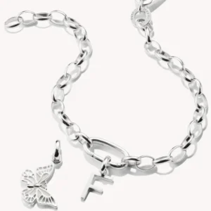 Silberner Charm-Anhänger mit Buchstabe F an Kette