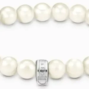Perlenarmband mit weißen Süßwasserperlen und silberner Öse für Charms